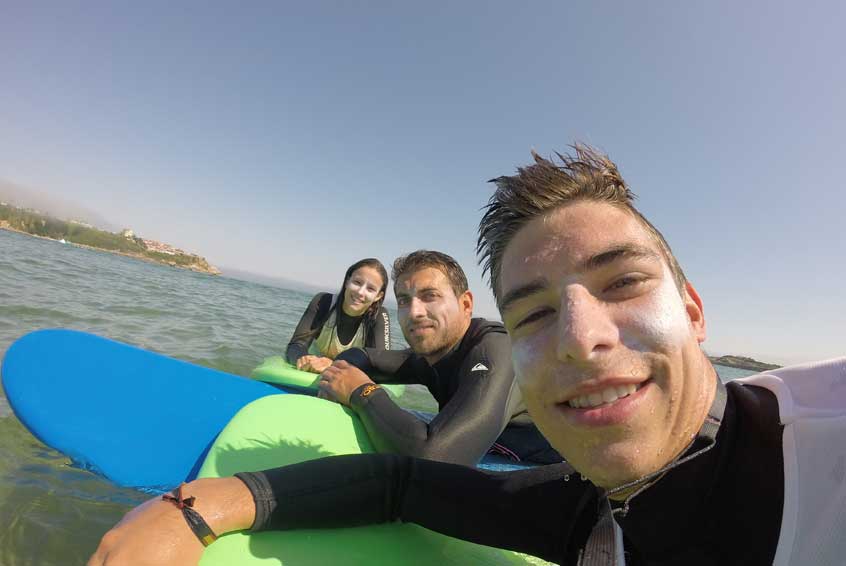 Clases de surf para grupos de adultos en Suances, cantabria. Totora Surf School