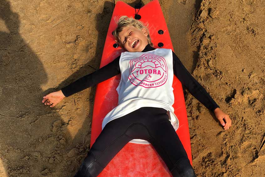 Clases de surf para niños en Suances, cantabria. Totora Surf School