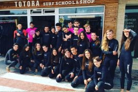 Alumnos preparados para su clase de surf en la escuela de surf Totora Surf en Suances