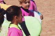 Alumnos juveniles de Totora Surf preparados para clase en la playa de Suances.